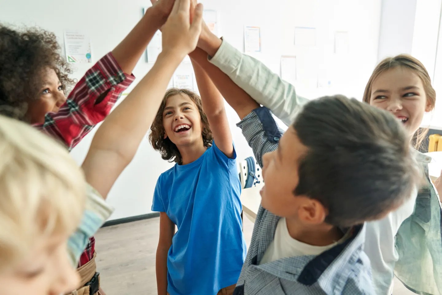 Ungdommer som gir hverandre high five i et klasserom